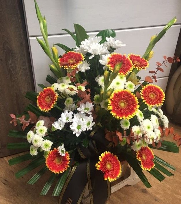 Smuteční vypichovaná kytice Žlutooranžová gerbera
