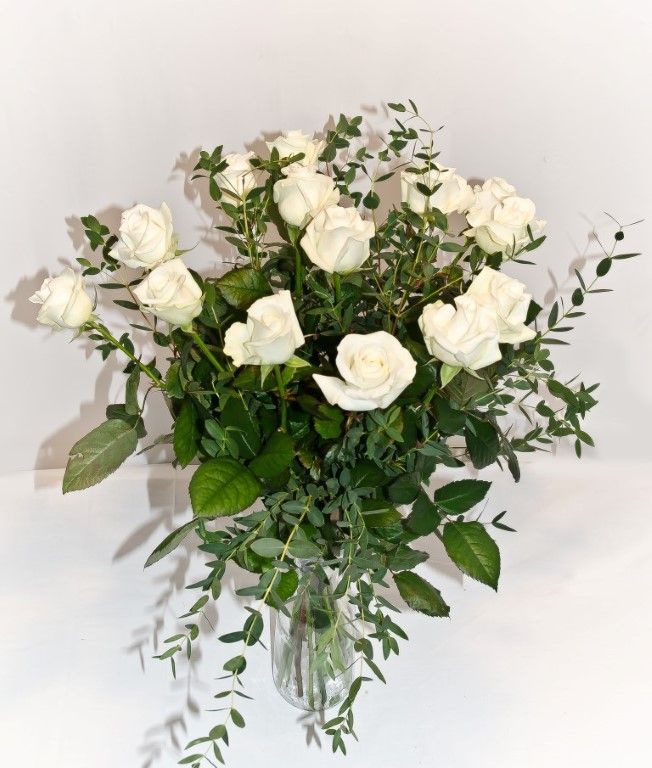Kytice bílých růží s eukalyptem 15 kusů
