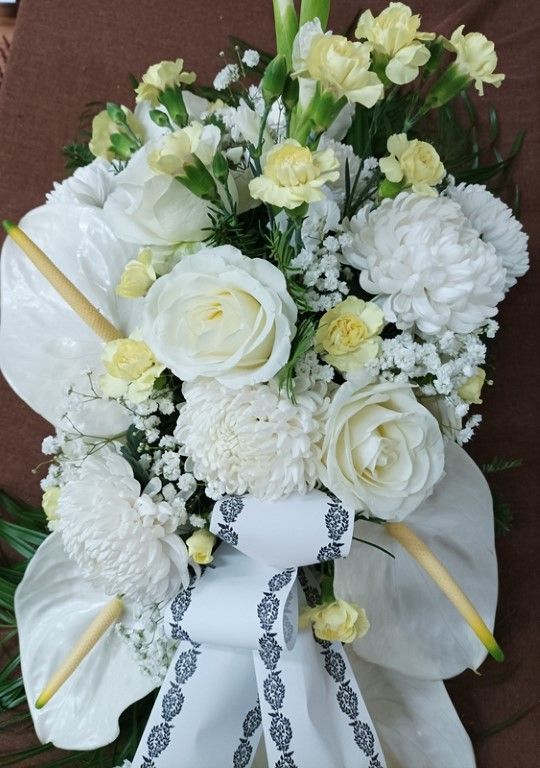 Smuteční vypichovaná kytice bílá anthurie